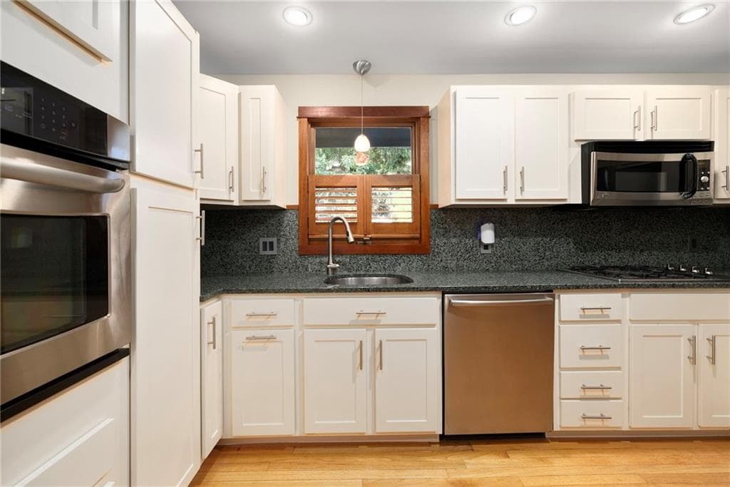 Single Family Residence at 200 River Farm Drive, East Greenwich, photo 16 of 49