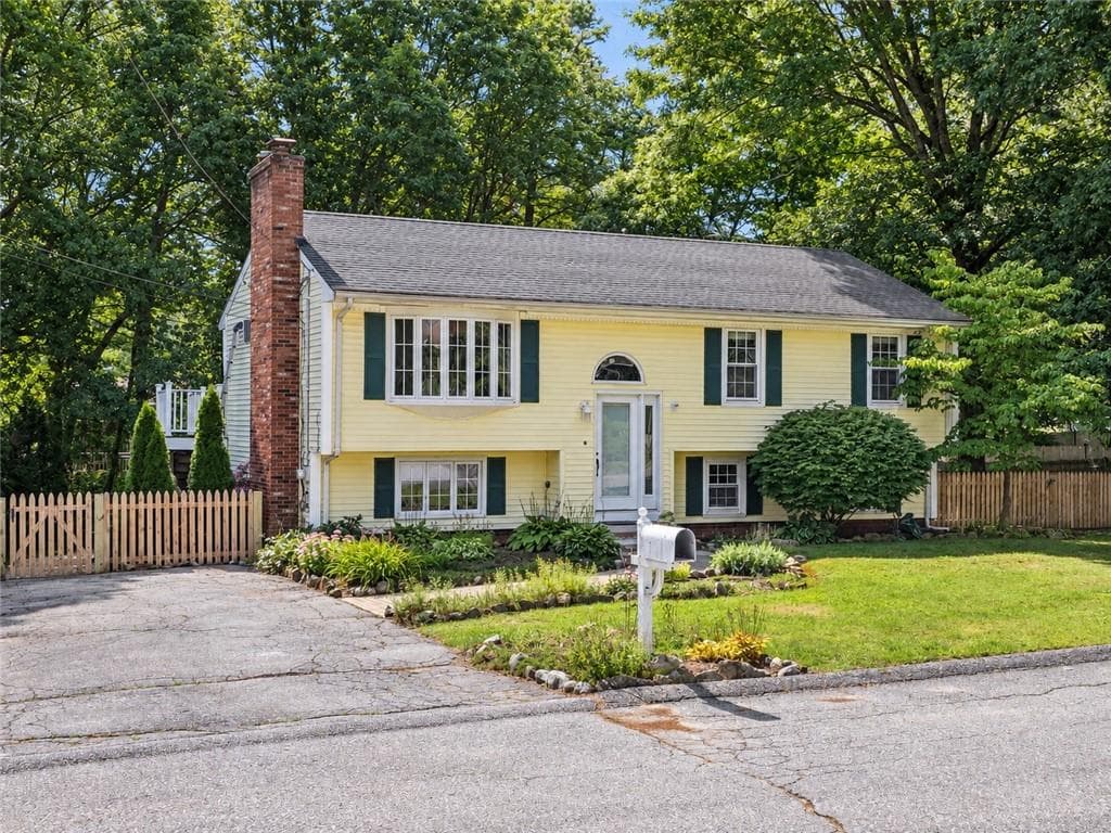 Single Family Residence at 5 Glenwood Circle, Attleboro, photo 33 of 34