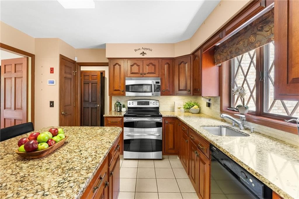 Single Family Residence at 191 Fairway Drive, Seekonk, photo 3 of 33