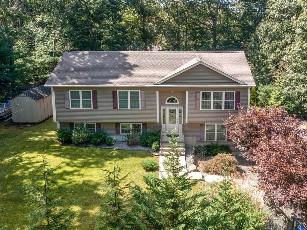 Single Family Residence at 35 Doe Crossing Drive, Burrillville, photo 2 of 31