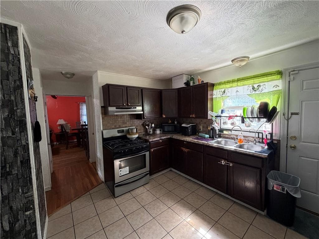 Single Family Residence at 98 Mission Place, Providence, photo 11 of 23