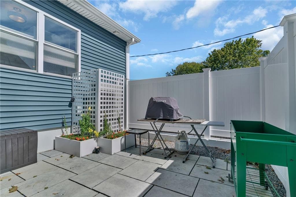 Condominium at 1 Coggeshall Avenue, Bristol, photo 8 of 50