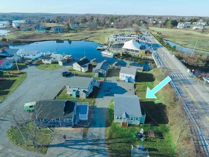 Single Family Residence at 655 Succotash Road, South Kingstown, photo 2 of 14