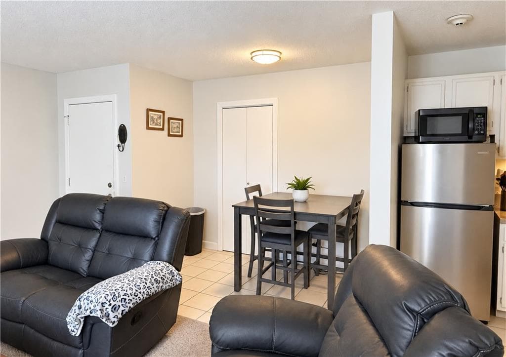 Condominium at 5 Apple Valley Parkway UNIT 8, Smithfield, photo 2 of 11