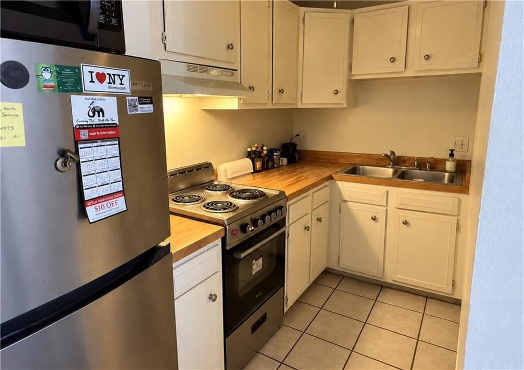Condominium at 5 Apple Valley Parkway UNIT 8, Smithfield, photo 3 of 11