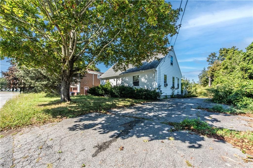 Single Family Residence at 72 Point Road, Portsmouth, photo 17 of 33