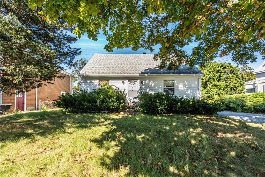 Single Family Residence at 72 Point Road, Portsmouth, photo 18 of 33