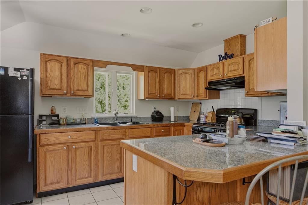 Multi Family at 2801 2803 East Main Road, Portsmouth, photo 17 of 46