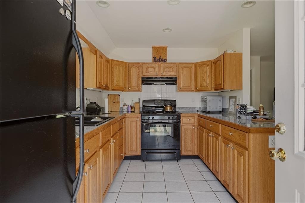 Multi Family at 2801 2803 East Main Road, Portsmouth, photo 16 of 46