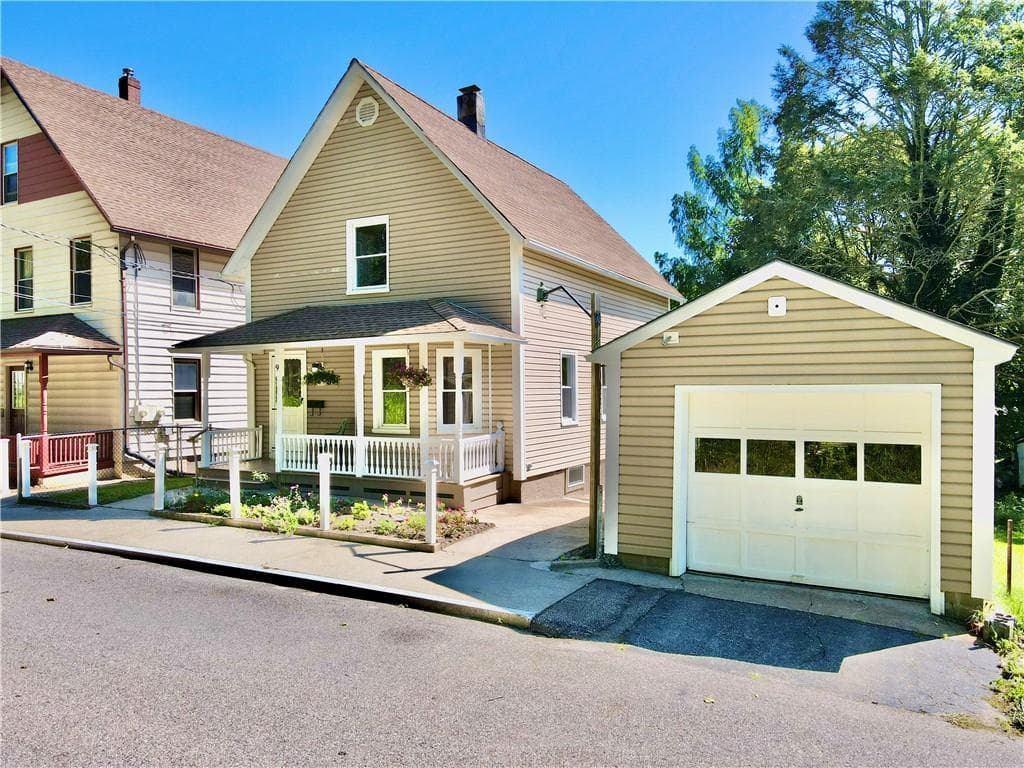 Single Family Residence at 9 Daniel Street, Norwich, photo 2 of 28