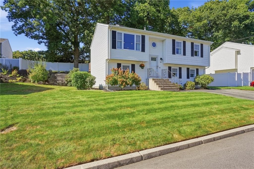 Single Family Residence at 21 Lawnacre Drive, North Providence, photo 4 of 47
