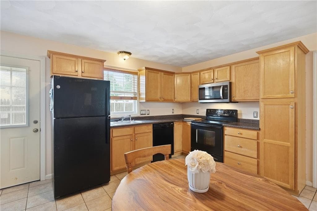 Condominium at 87 North Bend Street UNIT 3, Pawtucket, photo 6 of 27