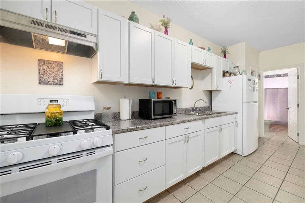 Condominium at 94 Cowesett Avenue UNIT 19, West Warwick, photo 5 of 20