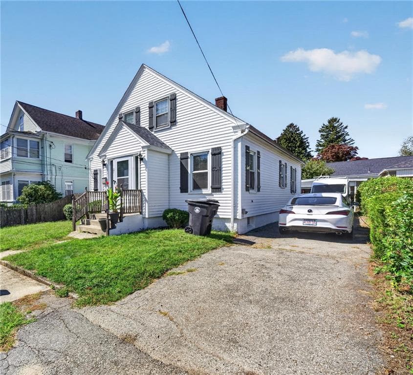 Single Family Residence at 27 Ferncrest Boulevard, North Providence, photo 2 of 15