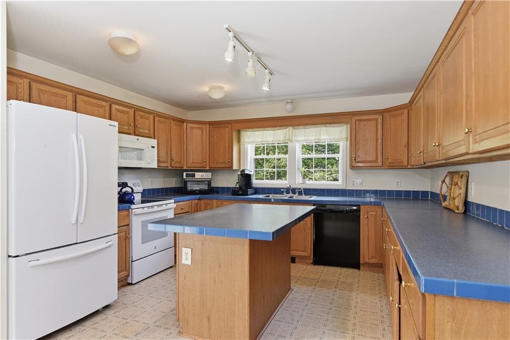 Single Family Residence at 2037 Crandall Road, Tiverton, photo 10 of 48