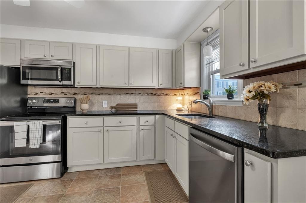 Single Family Residence at 204 Knollwood Avenue, Cranston, photo 12 of 44