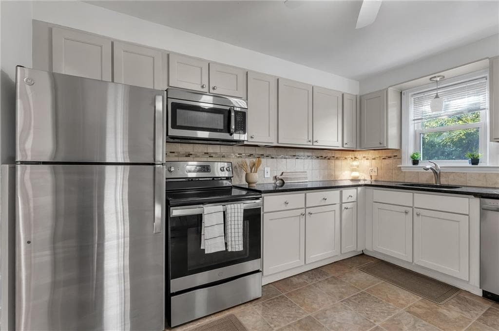 Single Family Residence at 204 Knollwood Avenue, Cranston, photo 3 of 44