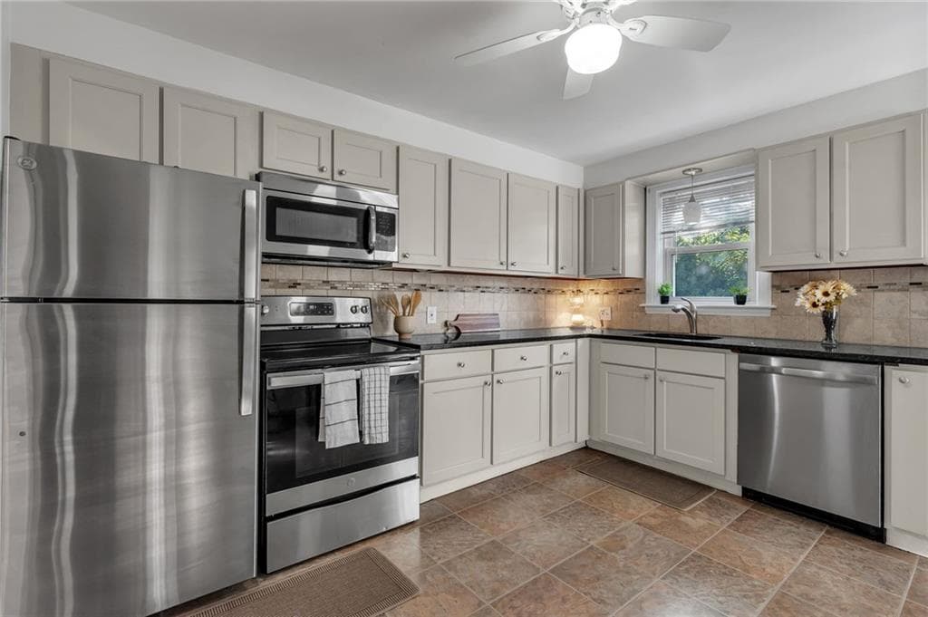 Single Family Residence at 204 Knollwood Avenue, Cranston, photo 14 of 44