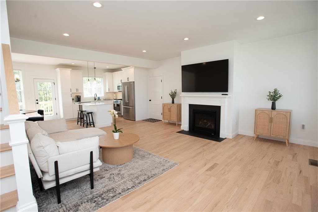 Single Family Residence at 50 Bunker Hill Crossing, Portsmouth, photo 7 of 12