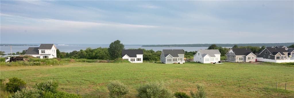 Single Family Residence at 50 Bunker Hill Crossing, Portsmouth, photo 3 of 12