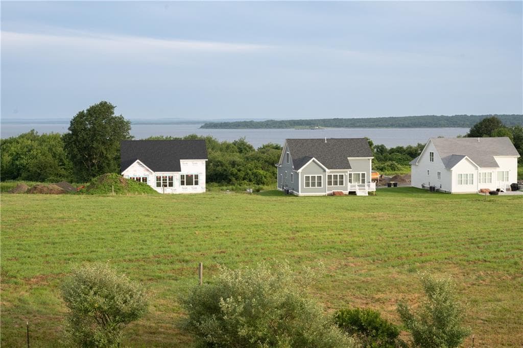Single Family Residence at 50 Bunker Hill Crossing, Portsmouth, photo 8 of 12