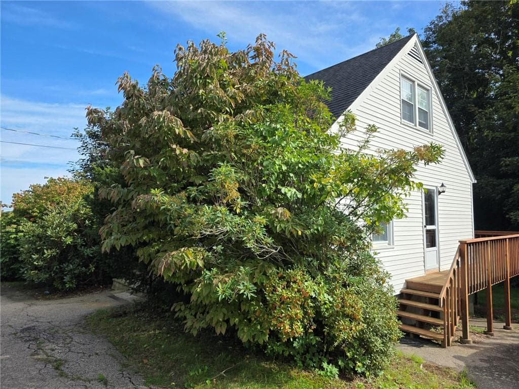 Single Family Residence at 39 Potter Hill Road, Westerly, photo 2 of 21