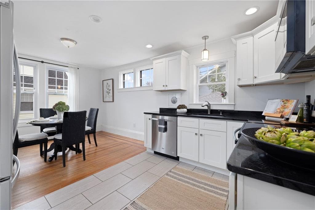 Single Family Residence at 12 Blackwell Place, Newport, photo 12 of 32
