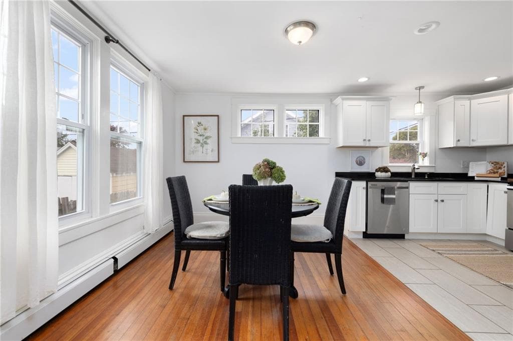 Single Family Residence at 12 Blackwell Place, Newport, photo 7 of 32