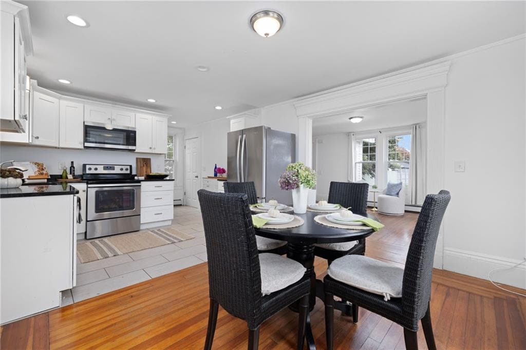 Single Family Residence at 12 Blackwell Place, Newport, photo 9 of 32