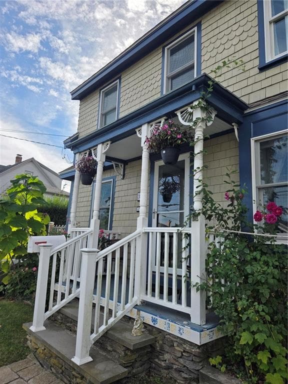 Single Family Residence at 37 Eustis Avenue, Newport, photo 2 of 34
