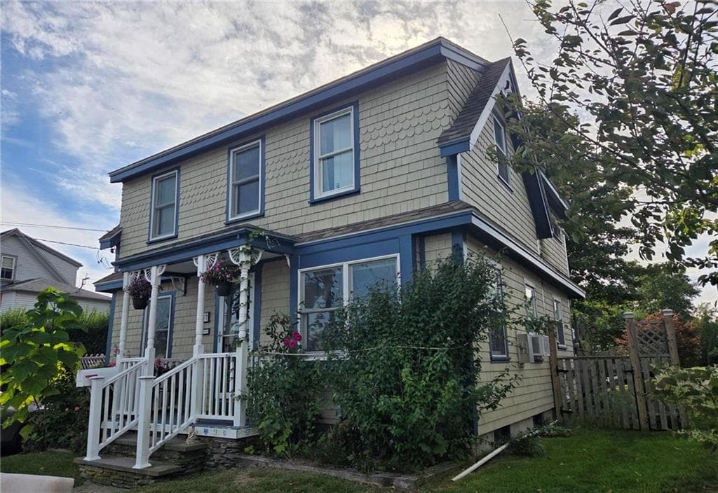 Single Family Residence at 37 Eustis Avenue, Newport, photo 3 of 34