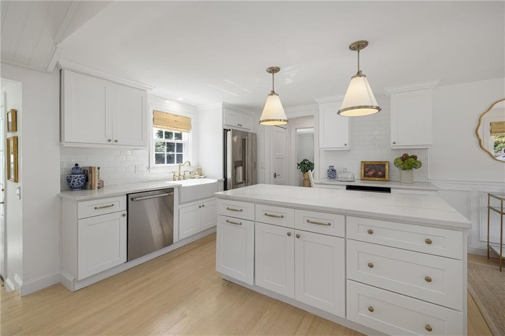 Single Family Residence at 35 Hill Top Drive, Cranston, photo 5 of 43