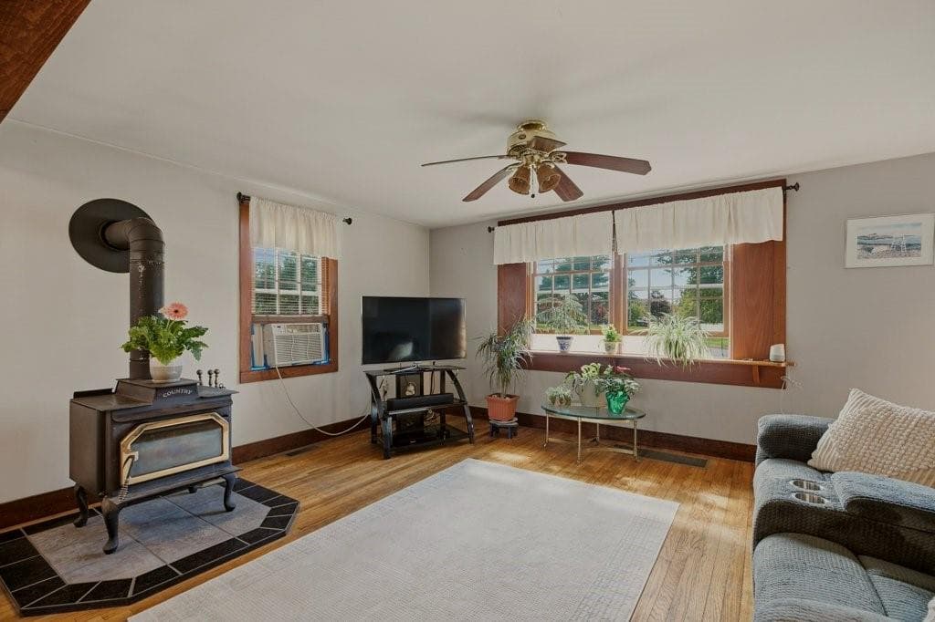Single Family Residence at 165 Mill Lane, Portsmouth, photo 7 of 45