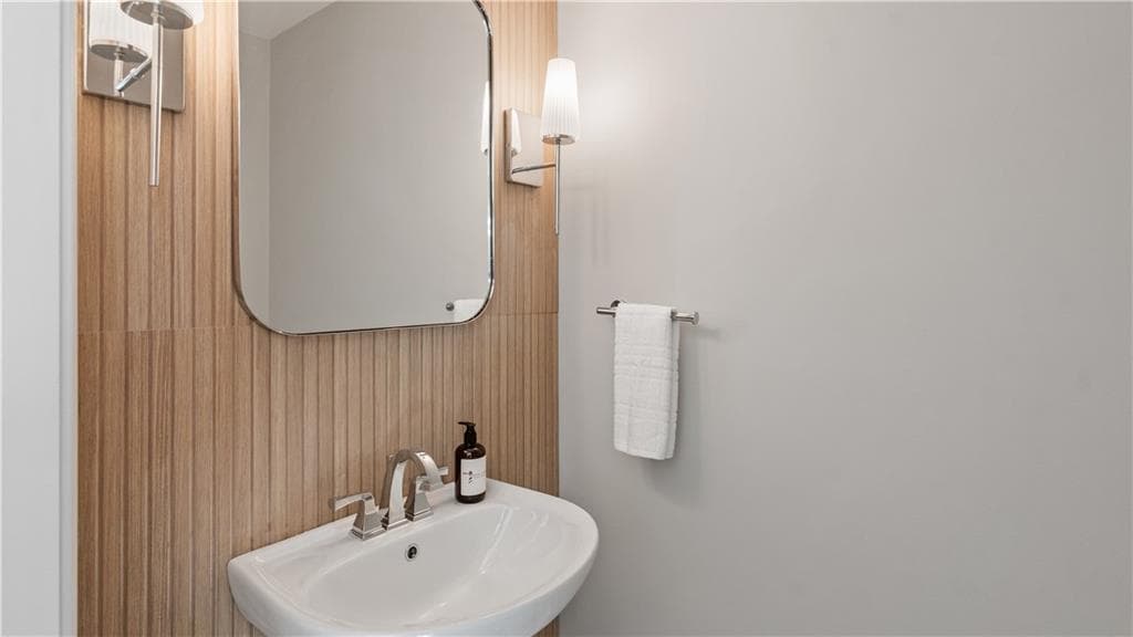 Condominium at 83 Cadora Avenue, Warwick, photo 8 of 32