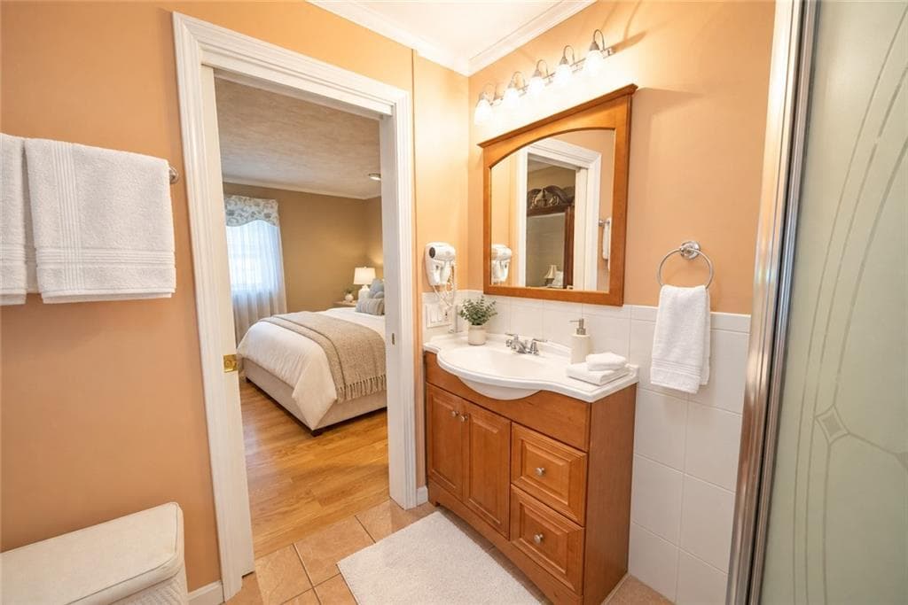 Single Family Residence at 230 Oaklawn Avenue, Cranston, photo 13 of 30