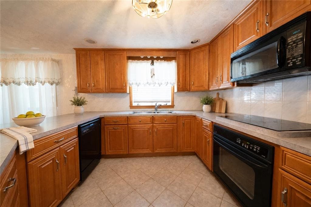 Single Family Residence at 230 Oaklawn Avenue, Cranston, photo 8 of 30