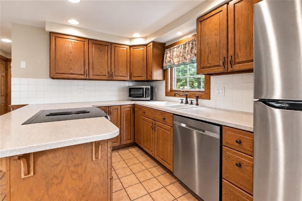 Single Family Residence at 11 Pine Crest Drive, East Providence, photo 6 of 37