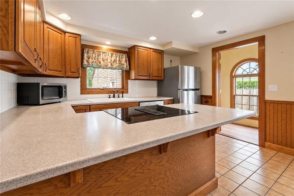 Single Family Residence at 11 Pine Crest Drive, East Providence, photo 5 of 37