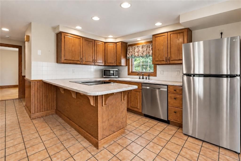 Single Family Residence at 11 Pine Crest Drive, East Providence, photo 4 of 37