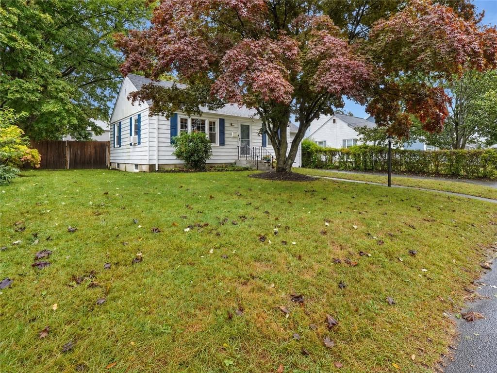 Single Family Residence at 33 Betsy Williams Drive, Warwick, photo 3 of 28