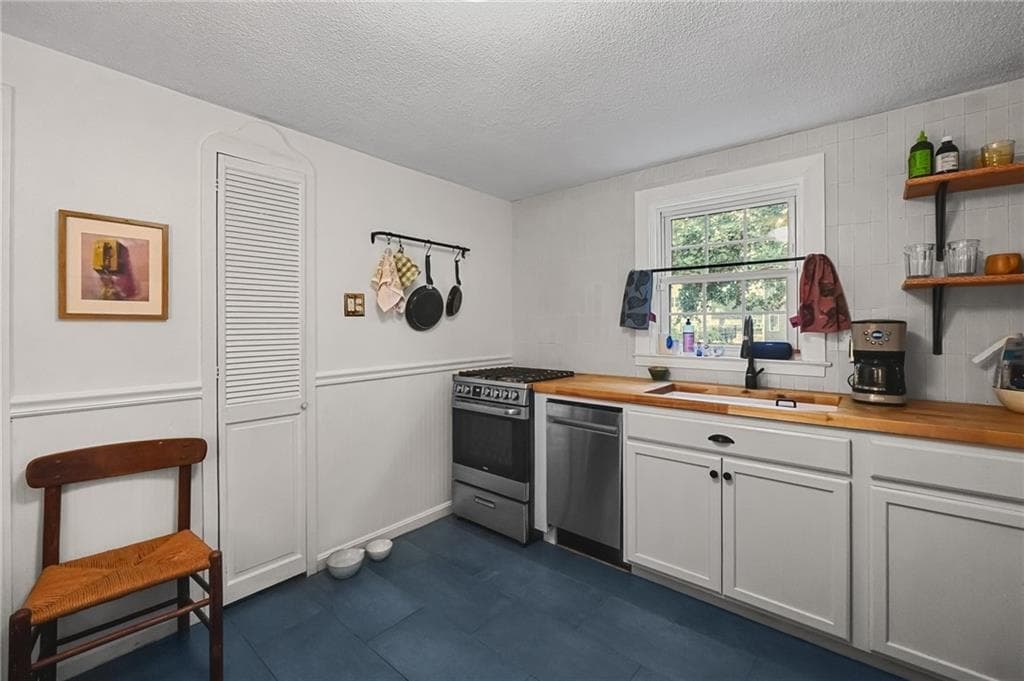 Single Family Residence at 33 Betsy Williams Drive, Warwick, photo 18 of 28