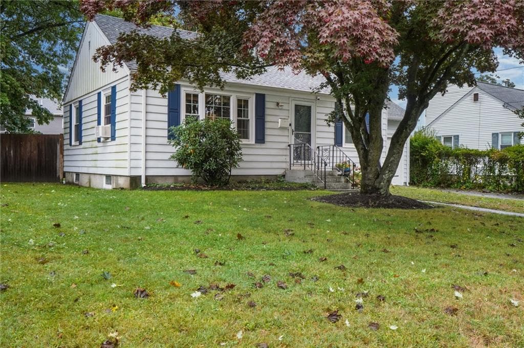 Single Family Residence at 33 Betsy Williams Drive, Warwick, photo 4 of 28