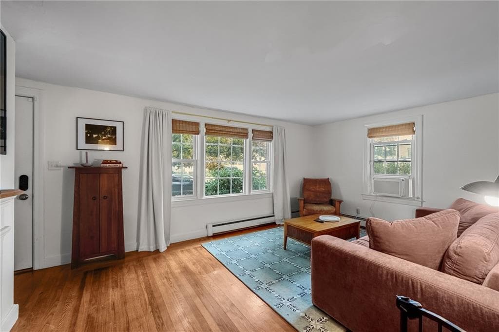 Single Family Residence at 33 Betsy Williams Drive, Warwick, photo 8 of 28