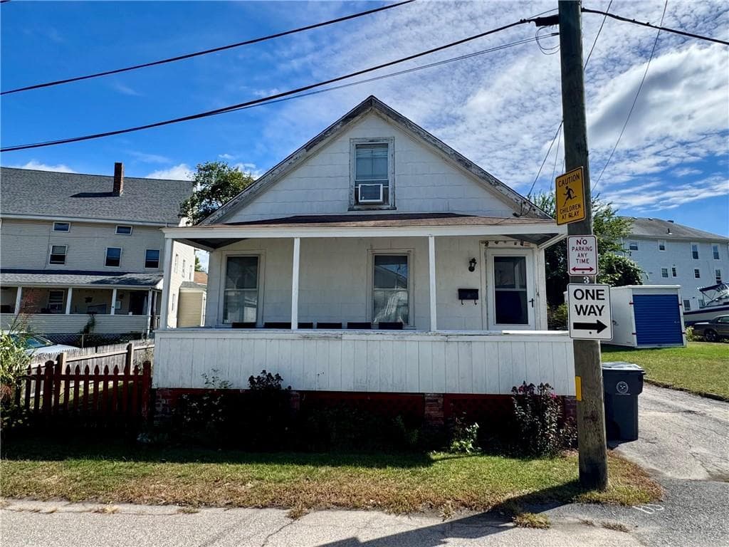 Single Family Residence at 14 Crescent Avenue, East Providence, photo 2 of 6