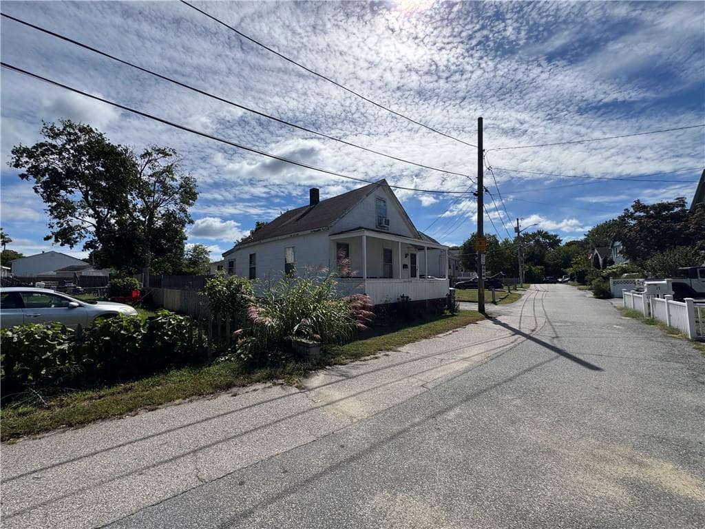 Single Family Residence at 14 Crescent Avenue, East Providence, photo 5 of 6