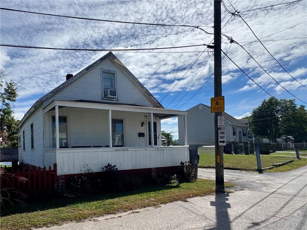 Single Family Residence at 14 Crescent Avenue, East Providence, photo 4 of 6