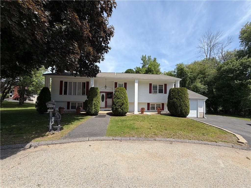 Single Family Residence at 6 Balsam Court, Johnston, photo 2 of 31