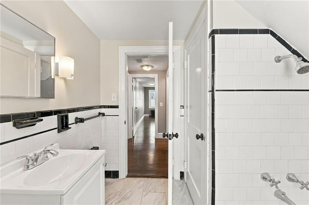 Single Family Residence at 386 Norwood Avenue, Warwick, photo 34 of 38