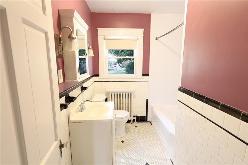Single Family Residence at 43 Admiral Kalbfus Road, Newport, photo 13 of 21