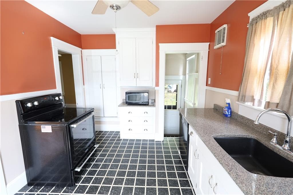 Single Family Residence at 43 Admiral Kalbfus Road, Newport, photo 10 of 21